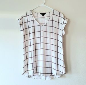 Express Short Sleeve V Neck Top in Medium